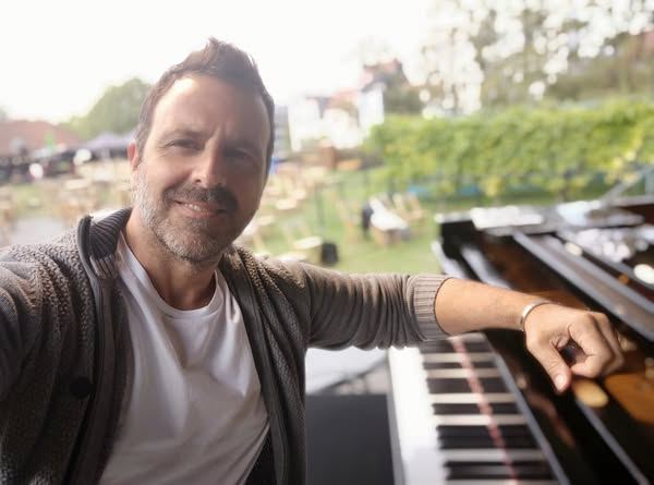 Anúncio de Enrique Simón Piano